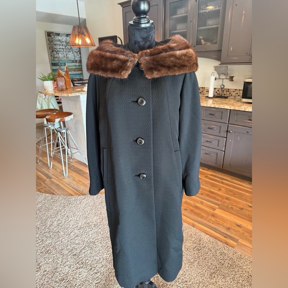 Vintage Modern Lady Black Coat with Detachable Fur